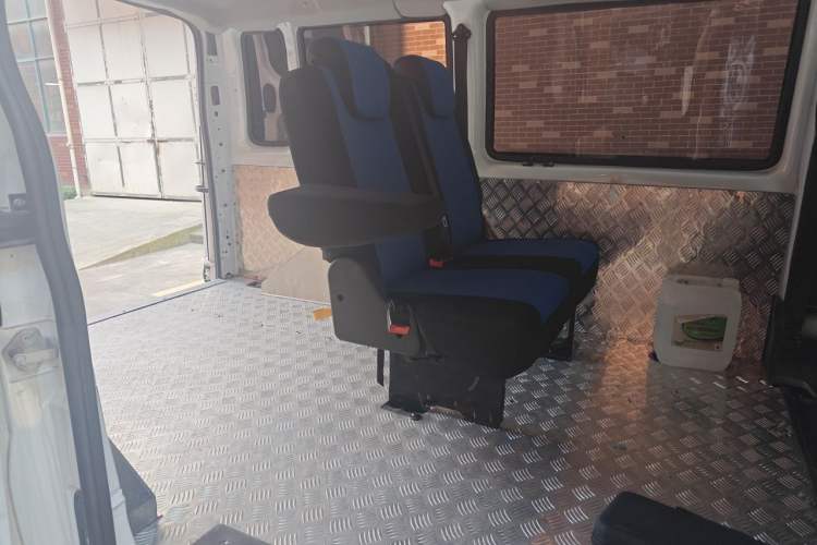 Used JMC Fushun 2023 2.0T Manual Short-Wheelbase Low-Roof Commercial Van 2/3 Seats with Dual-Swing Tailgate Left Rear Seat