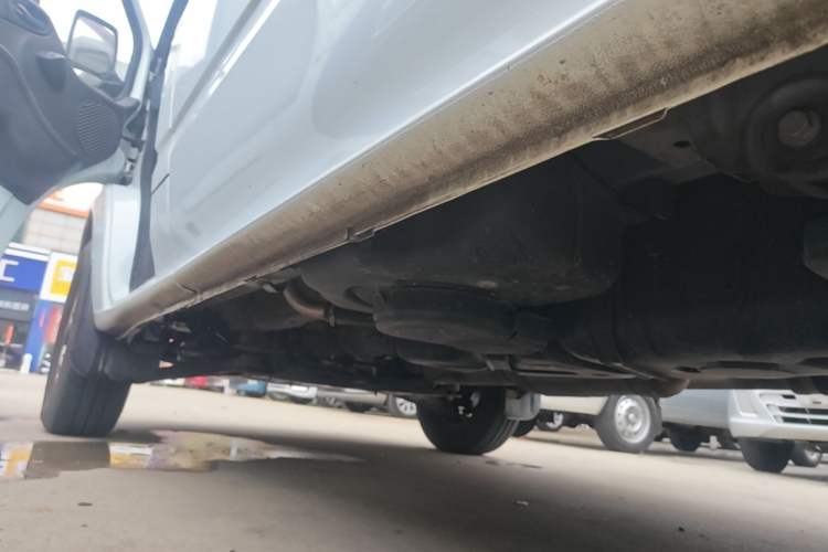Used JMC Fushun 2023 2.0T Manual Short-Wheelbase Mid-Height Commercial Multi-Purpose 5-Seater Passenger Vehicle Left Side Sill