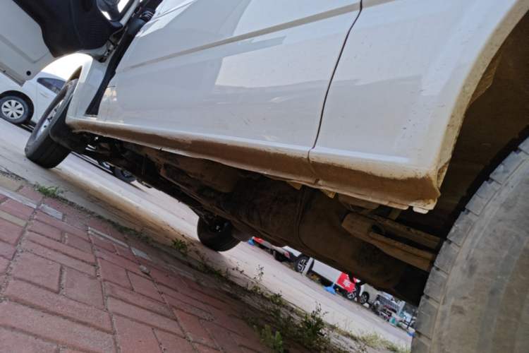 Used JMC Fushun 2023 2.0T Manual Mid-Drive Mid-Roof Commercial Van Transporter 2/3 Seats Left Side Sill