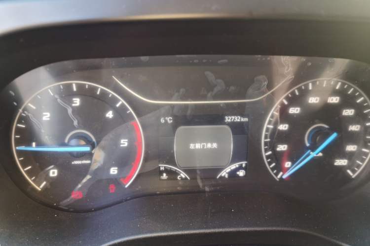 Used JMC Fushun 2023 2.0T Manual Short-Wheelbase Low-Roof Commercial Van 2/3 Seats with Lift-Up Tailgate Odometer Close Up