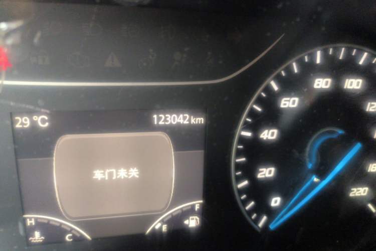 Used JMC Fushun 2023 2.0T Manual Short-Wheelbase Mid-Top Commercial Multi-Purpose 6-Seater Passenger Vehicle Odometer Close Up