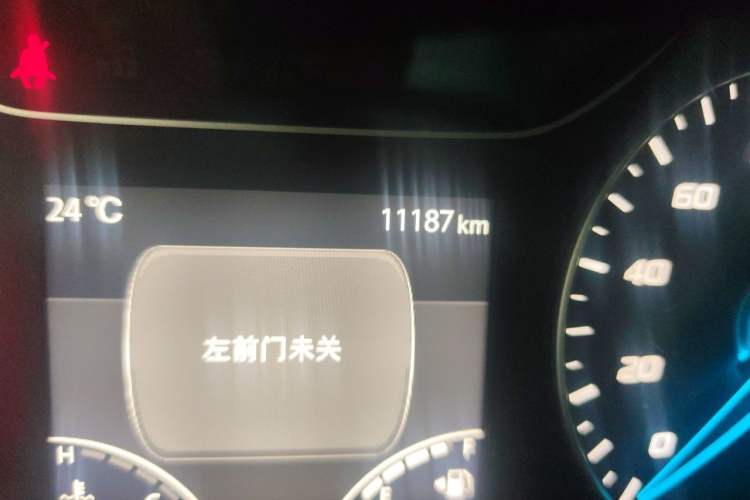 Used JMC Fushun 2023 2.0T Manual Diesel Long-Wheelbase High-Roof Business Van with Dual Rear Tires 6–9 Seats Odometer Close Up