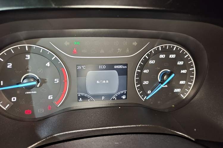 Used JMC Fushun 2023 2.0T Automatic Short-Wheelbase Low-Roof Commercial & Multi-Purpose Passenger Vehicle 6-Seater with Dual-Opening Tailgate Odometer Close Up