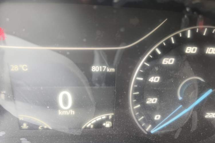 Used JMC Fushun 2023 2.0T Manual Mid-axle Mid-roof Commercial Multi-purpose 6-Seater Passenger Vehicle Odometer Close Up