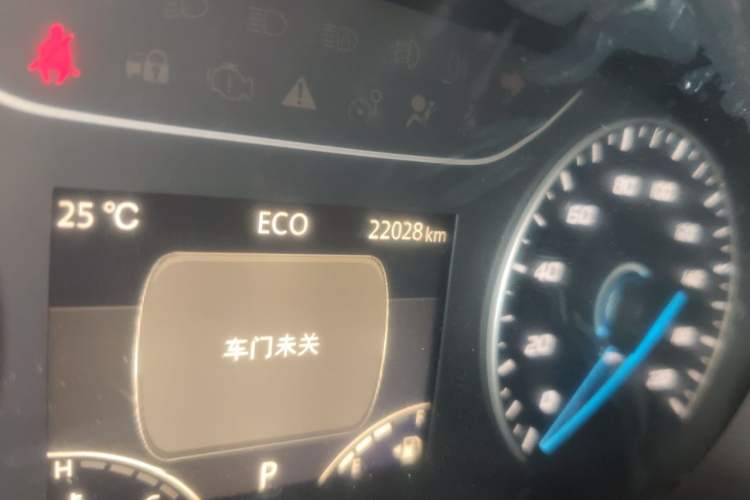 Used JMC Fushun 2023 2.0T Automatic Short-Wheelbase Low-Roof Commercial Van 2/3 Seats with Dual-Opening Tailgate Odometer Close Up