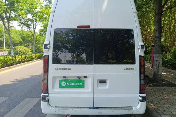 Used JMC Fushun 2023 2.0T Manual Diesel Long-Wheelbase High-Roof Business Van with Dual Rear Tires 6–9 Seats Rear