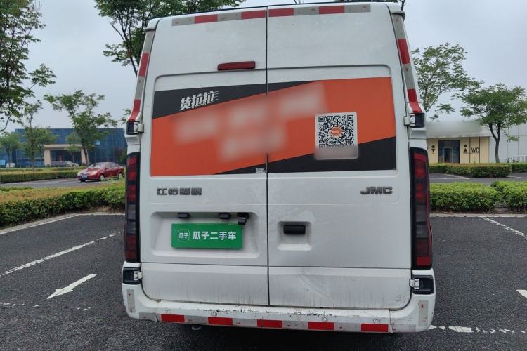 Used JMC Fushun 2023 2.0T Manual Mid-Drive Mid-Roof Commercial Van Transporter 2/3 Seats Rear