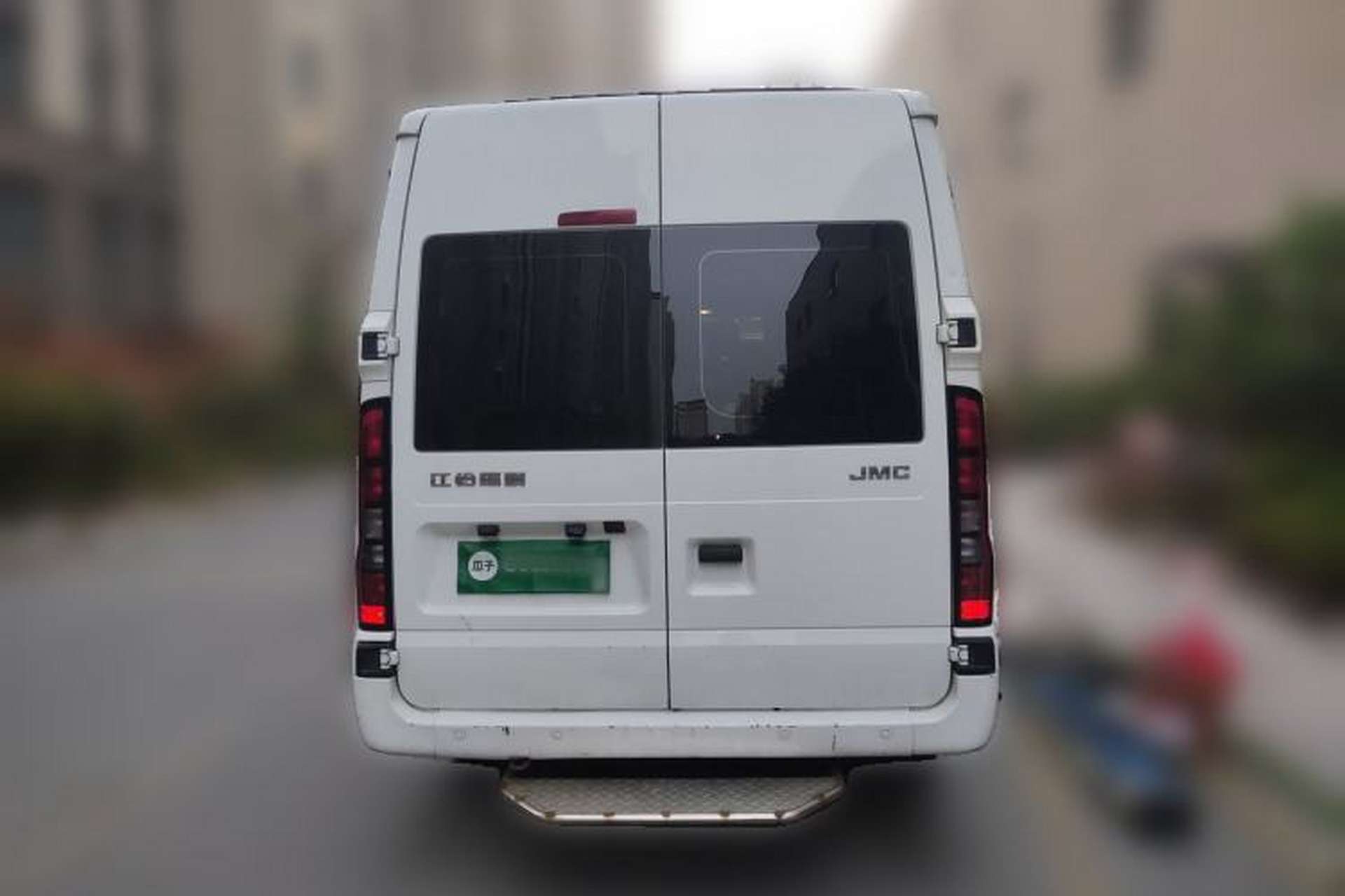 Used JMC Fushun 2023 2.0T Manual Mid-Drive Mid-Roof Commercial Multi-Purpose 7-Seater Passenger Vehicle Rear