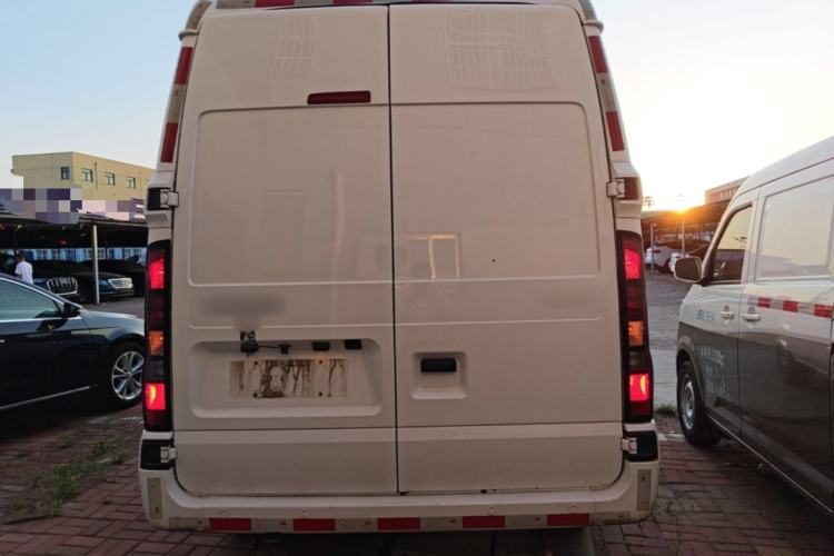Used JMC Fushun 2023 2.0T Manual Mid-Drive Mid-Roof Commercial Van Transporter 2/3 Seats Rear