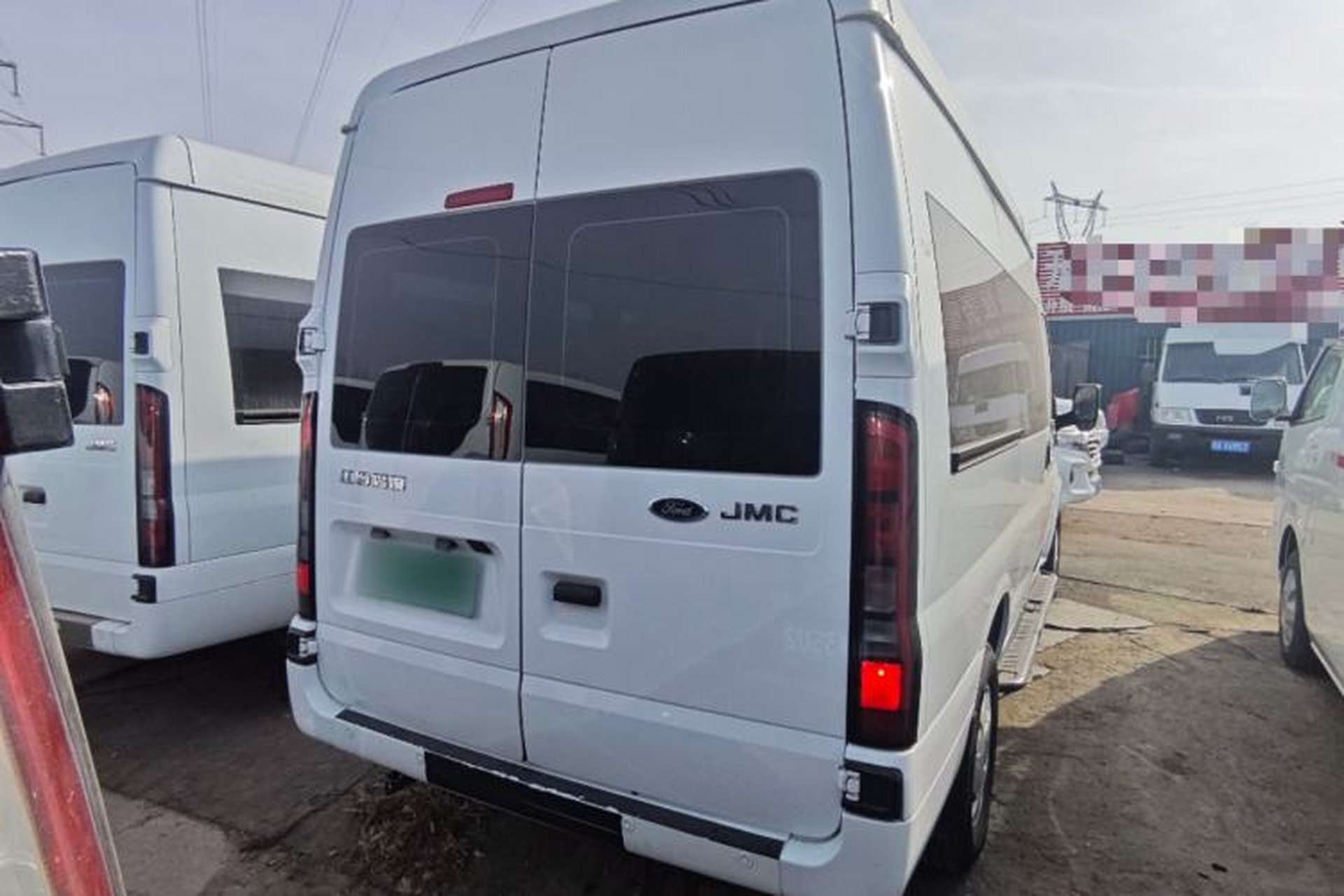 Used JMC Fushun 2023 2.0T Automatic Mid-Range High-Roof Commercial Multi-Purpose 7-Seater Passenger Vehicle Rear