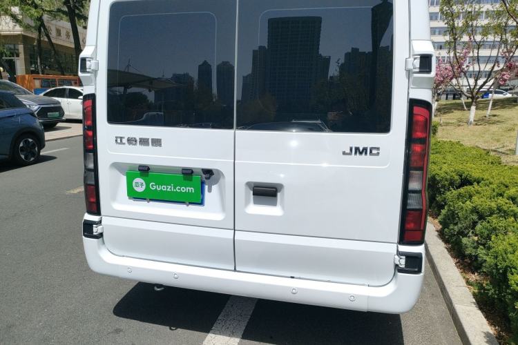Used JMC Fushun 2023 2.0T Automatic Mid-Range High-Roof Commercial Multi-Purpose Passenger Vehicle with 6 Seats Rear