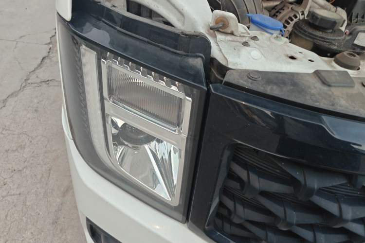 Used JMC Fushun 2023 2.0T Manual Short-Wheelbase Low-Roof Commercial Van 2/3 Seats with Dual-Swing Tailgate Right Front Headlight