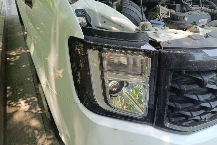 Used JMC Fushun 2023 2.0T Manual Diesel Long-Wheelbase High-Roof Business Van with Dual Rear Tires 6–9 Seats Right Front Headlight