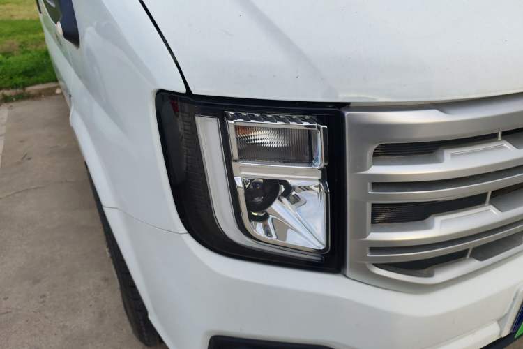 Used JMC Fushun 2023 2.0T Manual Mid-Drive Mid-Roof Commercial Multi-Purpose 7-Seater Passenger Vehicle Right Front Headlight