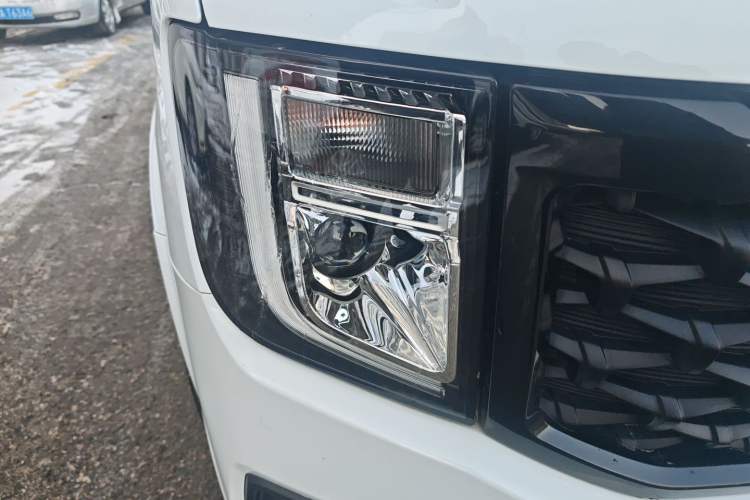 Used JMC Fushun 2023 2.0T Manual Short-Wheelbase Mid-Roof Commercial Van Transporter 2/3 Seats Right Front Headlight