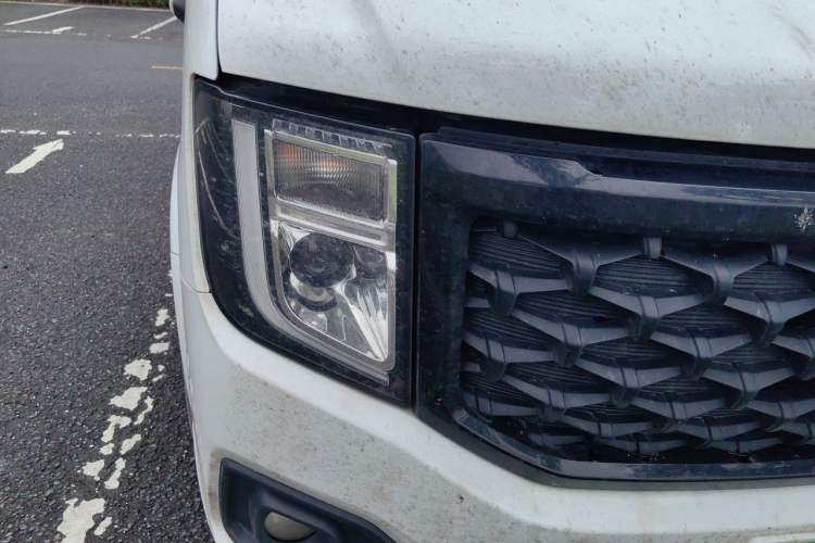 Used JMC Fushun 2023 2.0T Manual Mid-Drive Mid-Roof Commercial Van Transporter 2/3 Seats Right Front Headlight