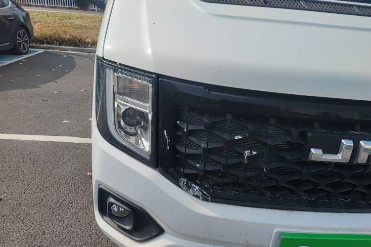 Used JMC Fushun 2023 2.0T Manual Short-Wheelbase Low-Roof Commercial Multi-Purpose Passenger Vehicle 6 Seats with Dual-Opening Tailgate Right Front Headlight