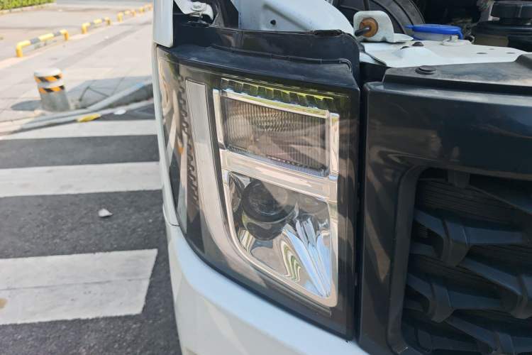 Used JMC Fushun 2023 2.0T Manual Short-Wheelbase Low-Roof Commercial Multi-Purpose Passenger Vehicle 6 Seats with Dual-Opening Tailgate Right Front Headlight