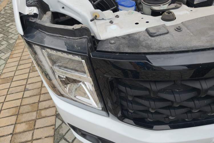 Used JMC Fushun 2023 2.0T Automatic Short-Wheelbase Mid-to-High Roof Commercial & Multi-Purpose Passenger Vehicle 6 Seats Right Front Headlight