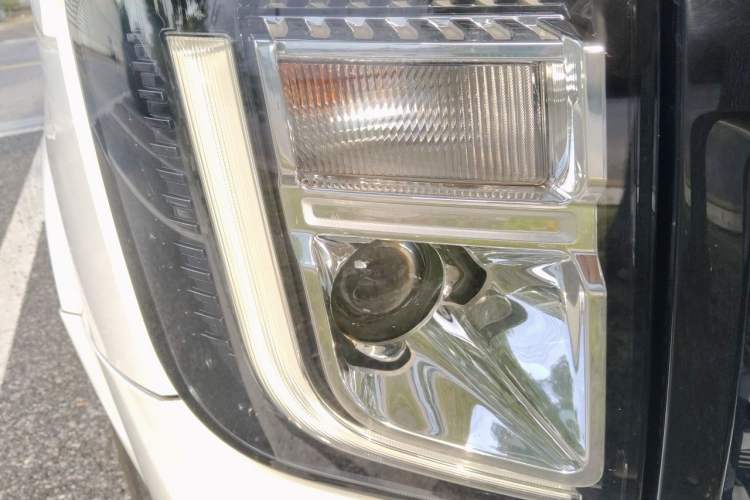 Used JMC Fushun 2023 2.0T Manual Short-Wheelbase Garage Version Commercial Van Transporter with 2/3 Seats Right Front Headlight