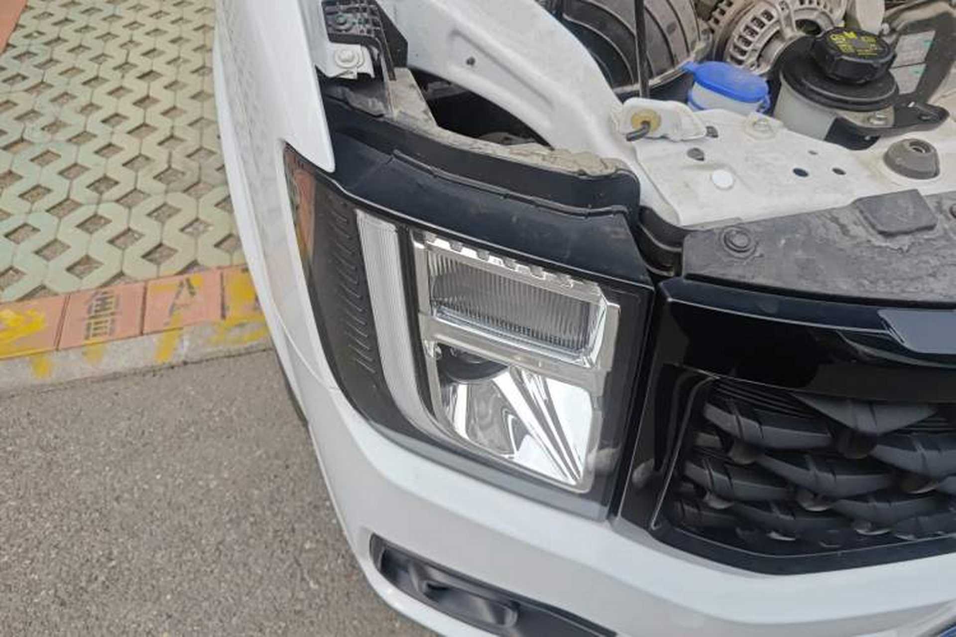 Used JMC Fushun 2023 2.0T Manual Short-Wheelbase Mid-Height Commercial Multi-Purpose 5-Seater Passenger Vehicle Right Front Headlight
