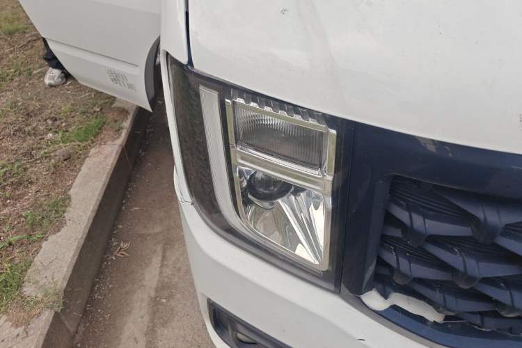 Used JMC Fushun 2023 2.0T Manual Diesel Long-Wheelbase High-Roof Business Van with Dual Rear Tires 6–9 Seats Right Front Headlight