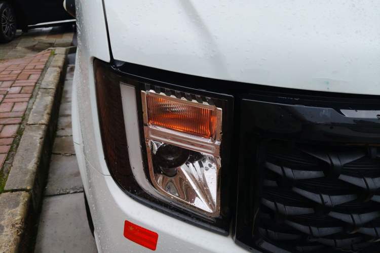 Used JMC Fushun 2023 2.0T Manual Short-Wheelbase Mid-Top Commercial Multi-Purpose 6-Seater Passenger Vehicle Right Front Headlight