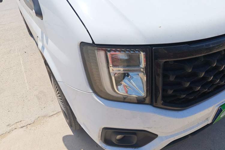 Used JMC Fushun 2023 2.0T Automatic Mid-Range Mid-Roof Commercial Multi-Purpose 7-Seater Passenger Vehicle Right Front Headlight