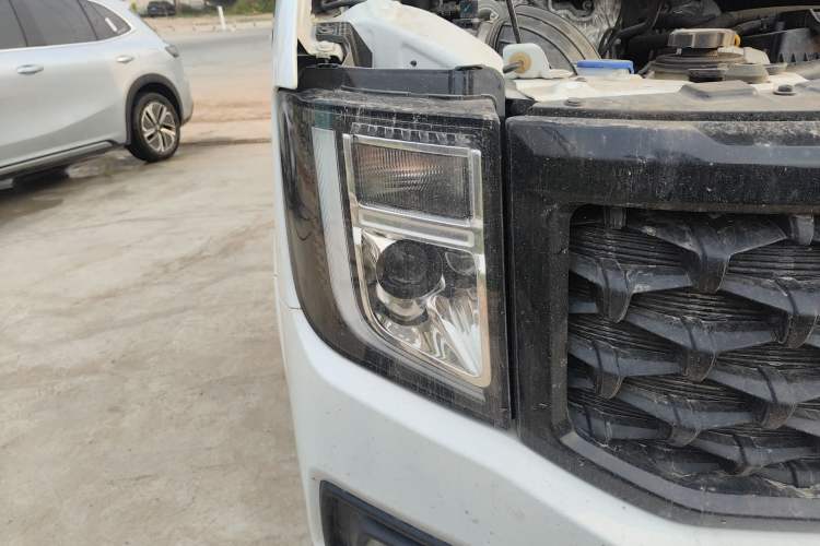 Used JMC Fushun 2023 2.0T Manual Short-Wheelbase Mid-Height Commercial Multi-Purpose 5-Seater Passenger Vehicle Right Front Headlight