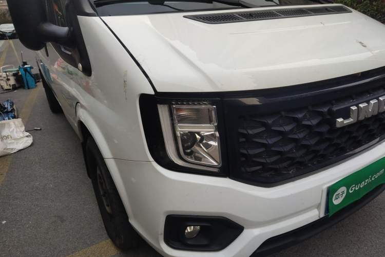 Used JMC Fushun 2023 2.0T Manual Mid-Drive Mid-Roof Commercial Multi-Purpose 7-Seater Passenger Vehicle Right Front Headlight