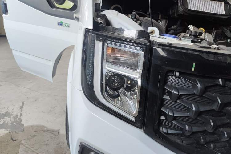 Used JMC Fushun 2023 2.0T Automatic Short-Wheelbase Low-Roof Commercial & Multi-Purpose Passenger Vehicle 6-Seater with Dual-Opening Tailgate Right Front Headlight