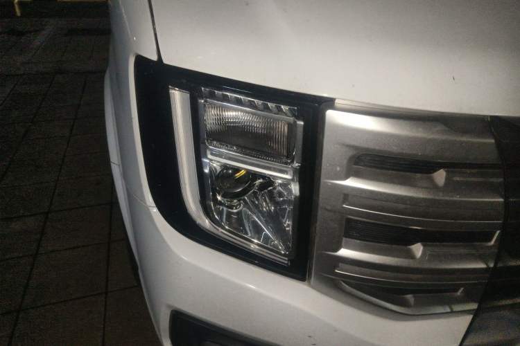 Used JMC Fushun 2023 2.0T Manual Mid-axle Mid-roof Business-Class 9-Seater (Non-Commercial) Right Front Headlight