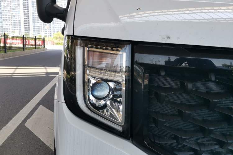 Used JMC Fushun 2023 2.0T Automatic Mid-Range High-Roof Commercial Multi-Purpose 7-Seater Passenger Vehicle Right Front Headlight