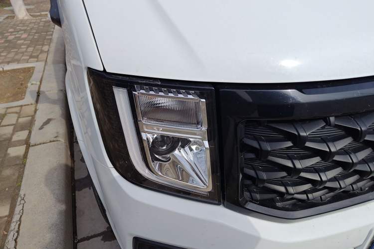 Used JMC Fushun 2023 2.0T Manual Short-Wheelbase Mid-Height Commercial Multi-Purpose 5-Seater Passenger Vehicle Right Front Headlight