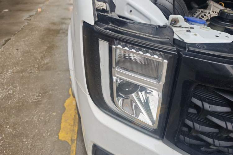 Used JMC Fushun 2023 2.0T Manual Diesel Long-Wheelbase High-Roof Business Van with Dual Rear Tires 6–9 Seats Right Front Headlight