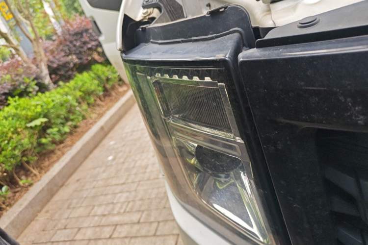 Used JMC Fushun 2023 2.0T Manual Mid-Drive Mid-Roof Commercial Multi-Purpose 7-Seater Passenger Vehicle Right Front Headlight