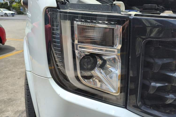 Used JMC Fushun 2023 2.0T Manual Mid-Drive Mid-Roof Commercial Multi-Purpose 7-Seater Passenger Vehicle Right Front Headlight