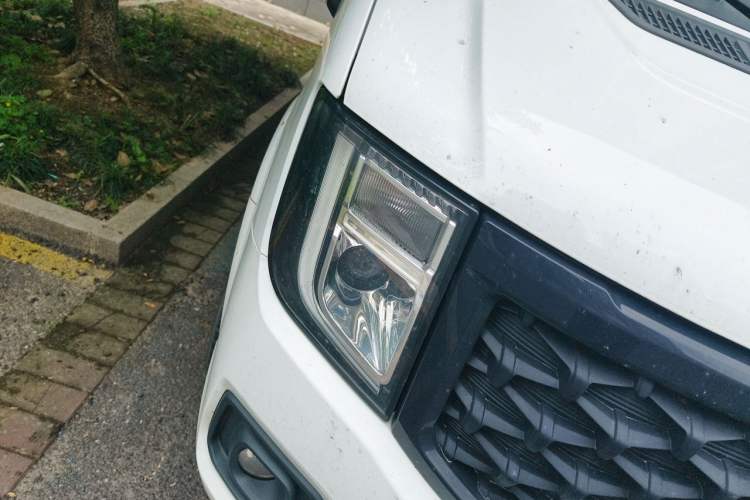 Used JMC Fushun 2023 2.0T Manual Short-Wheelbase Mid-Height Commercial Multi-Purpose 5-Seater Passenger Vehicle Right Front Headlight
