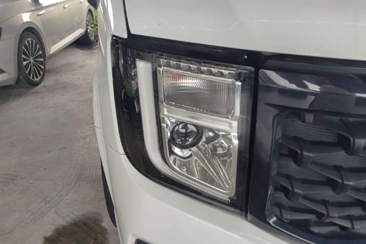 Used JMC Fushun 2023 2.0T Manual Short-Wheelbase Low-Roof Commercial Multi-Purpose Passenger Vehicle 6 Seats with Dual-Opening Tailgate Right Front Headlight