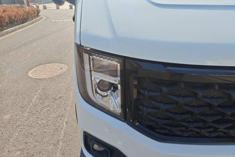 Used JMC Fushun 2023 2.0T Manual Short Wheelbase Mid-Height Passenger Version Business-Class 7-Seater (Non-Commercial) Right Front Headlight