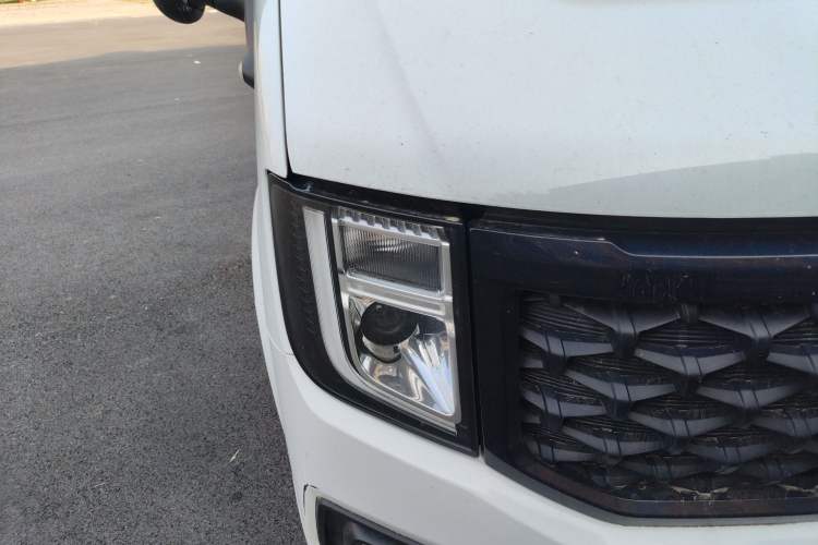 Used JMC Fushun 2023 2.0T Manual Short-Wheelbase Mid-Roof Commercial Van Transporter 2/3 Seats Right Front Headlight