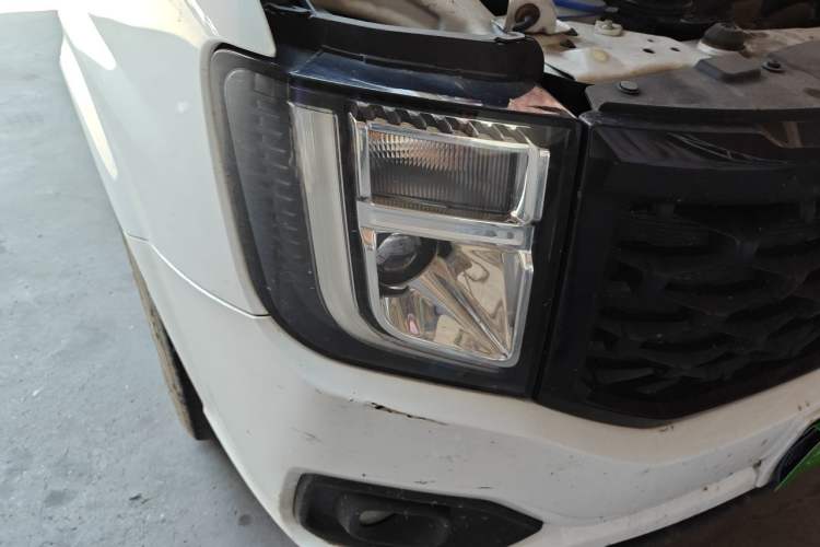 Used JMC Fushun 2023 2.0T Manual Mid-Drive Mid-Roof Commercial Multi-Purpose 7-Seater Passenger Vehicle Right Front Headlight