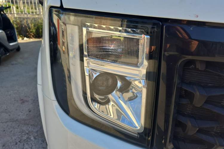 Used JMC Fushun 2023 2.0T Manual Short Wheelbase Mid-Height Passenger Version Business-Class 7-Seater (Non-Commercial) Right Front Headlight