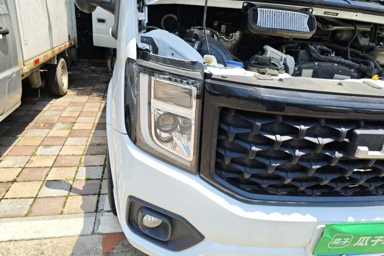 Used JMC Fushun 2023 2.0T Automatic Short-Wheelbase Low-Roof Commercial & Multi-Purpose Passenger Vehicle 6-Seater with Dual-Opening Tailgate Right Front Headlight