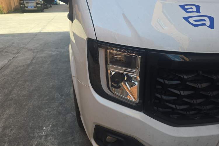 Used JMC Fushun 2023 2.0T Automatic Mid-Range Mid-Roof Commercial Multi-Purpose 6-Seater Passenger Vehicle Right Front Headlight