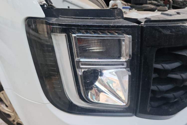 Used JMC Fushun 2023 2.0T Manual Short-Wheelbase Low-Roof Commercial Multi-Purpose Passenger Vehicle 6 Seats with Dual-Opening Tailgate Right Front Headlight