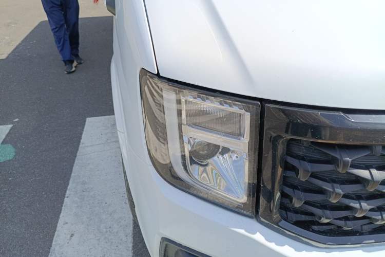 Used JMC Fushun 2023 2.0T Manual Mid-axle Mid-roof Commercial Multi-purpose 6-Seater Passenger Vehicle Right Front Headlight