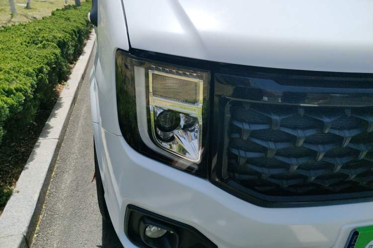 Used JMC Fushun 2023 2.0T Automatic Mid-Range High-Roof Commercial Multi-Purpose Passenger Vehicle with 6 Seats Right Front Headlight