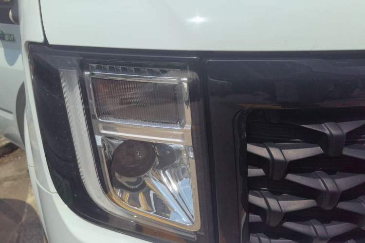Used JMC Fushun 2023 2.0T Manual Short-Wheelbase Mid-Top Commercial Multi-Purpose 6-Seater Passenger Vehicle Right Front Headlight
