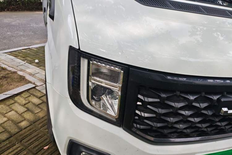 Used JMC Fushun 2023 2.0T Manual Short-Wheelbase Low-Roof Commercial Multi-Purpose Passenger Vehicle 6 Seats with Dual-Opening Tailgate Right Front Headlight